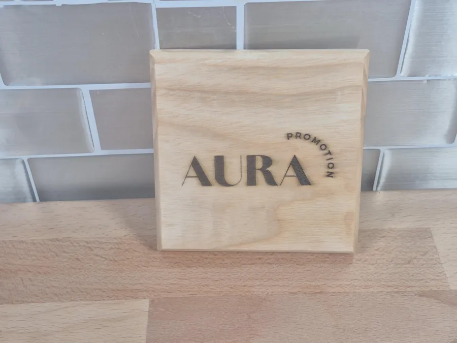 Sous-verre carré en bois clair, gravé au laser du logo d'un client.