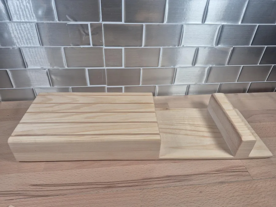 Bloc à couteaux en tilleul, ses fentes taillées dans le bois clair, posé sur un comptoir.