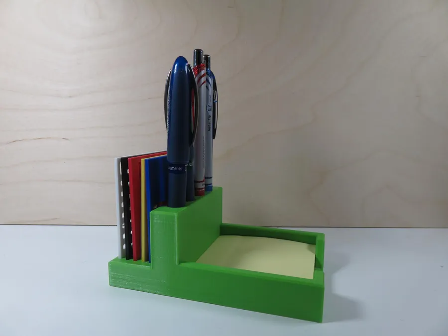 Support de bureau imprimé en 3D vert : logements à crayons, plateau à papillons adhésifs et gabarits de couleur.